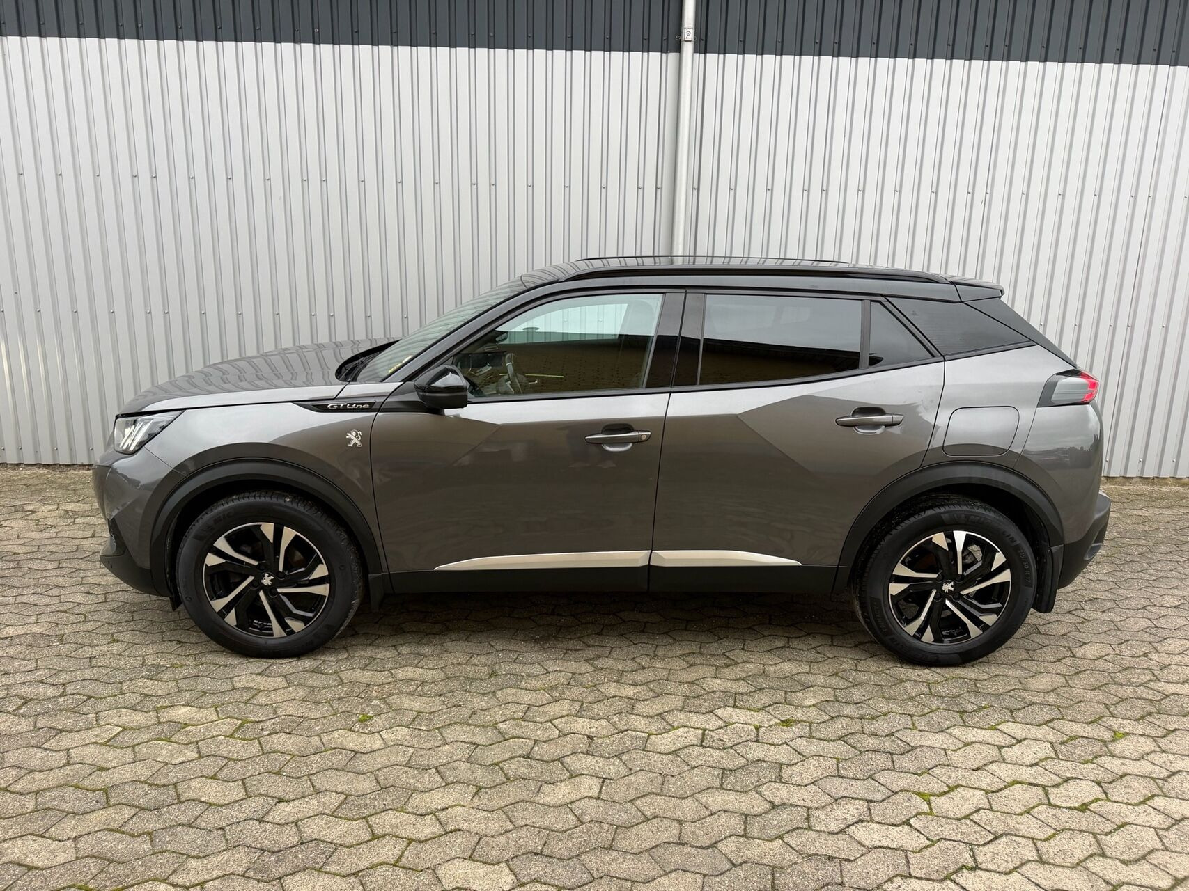 Grå Peugeot 2008 fra 2020