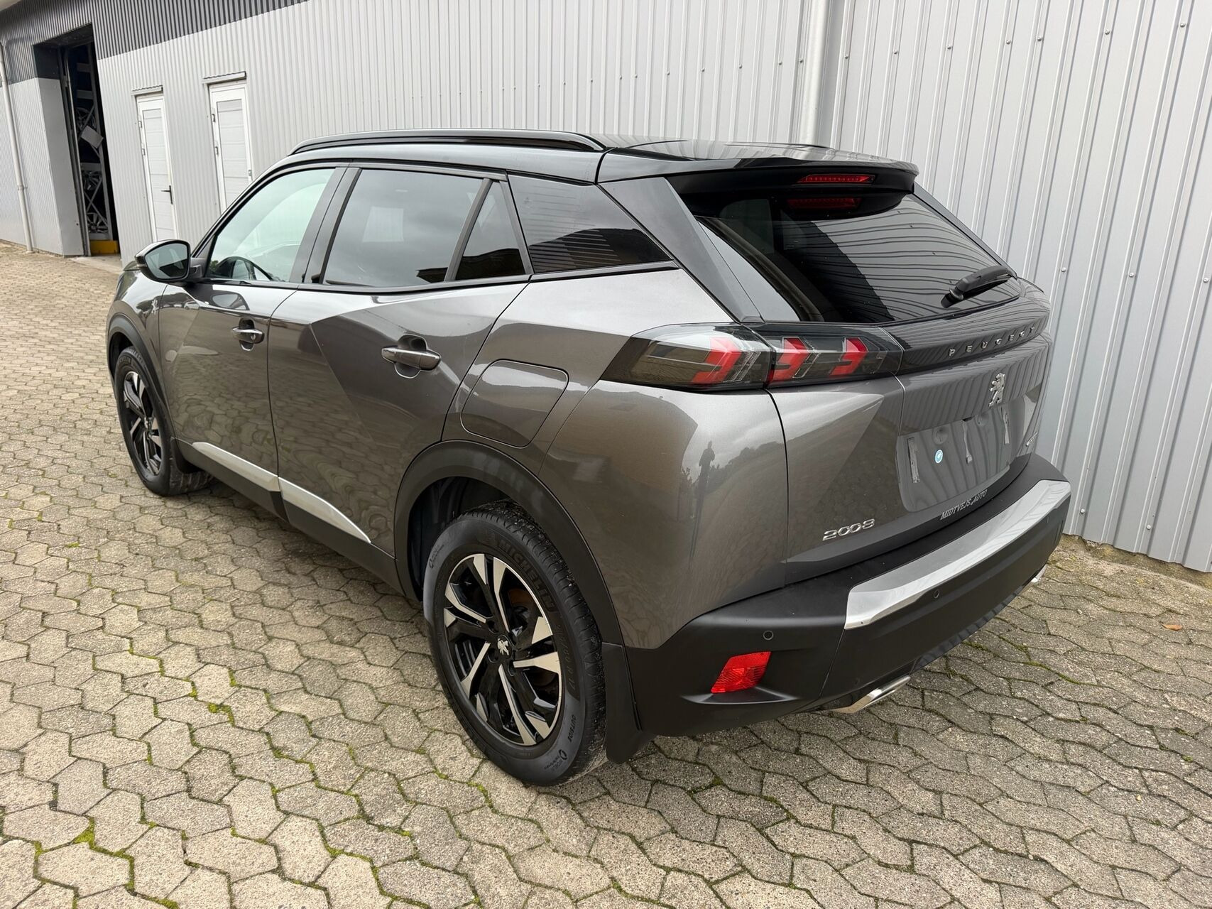 Grå Peugeot 2008 fra 2020