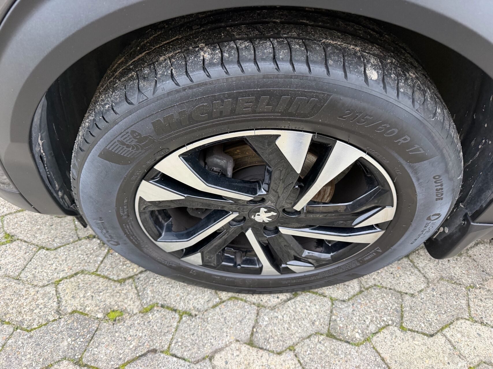 Grå Peugeot 2008 fra 2020
