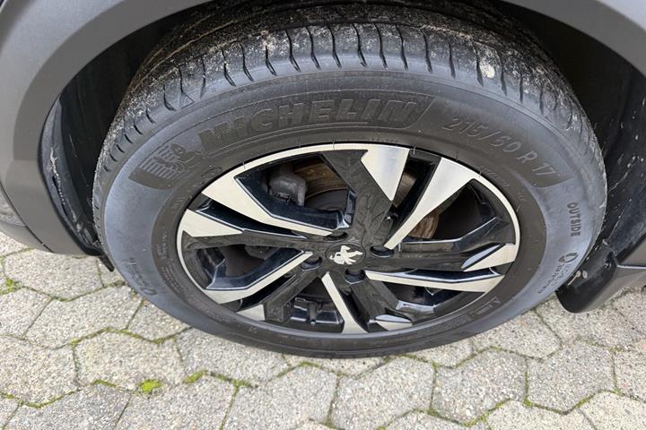 Grå Peugeot 2008 fra 2020