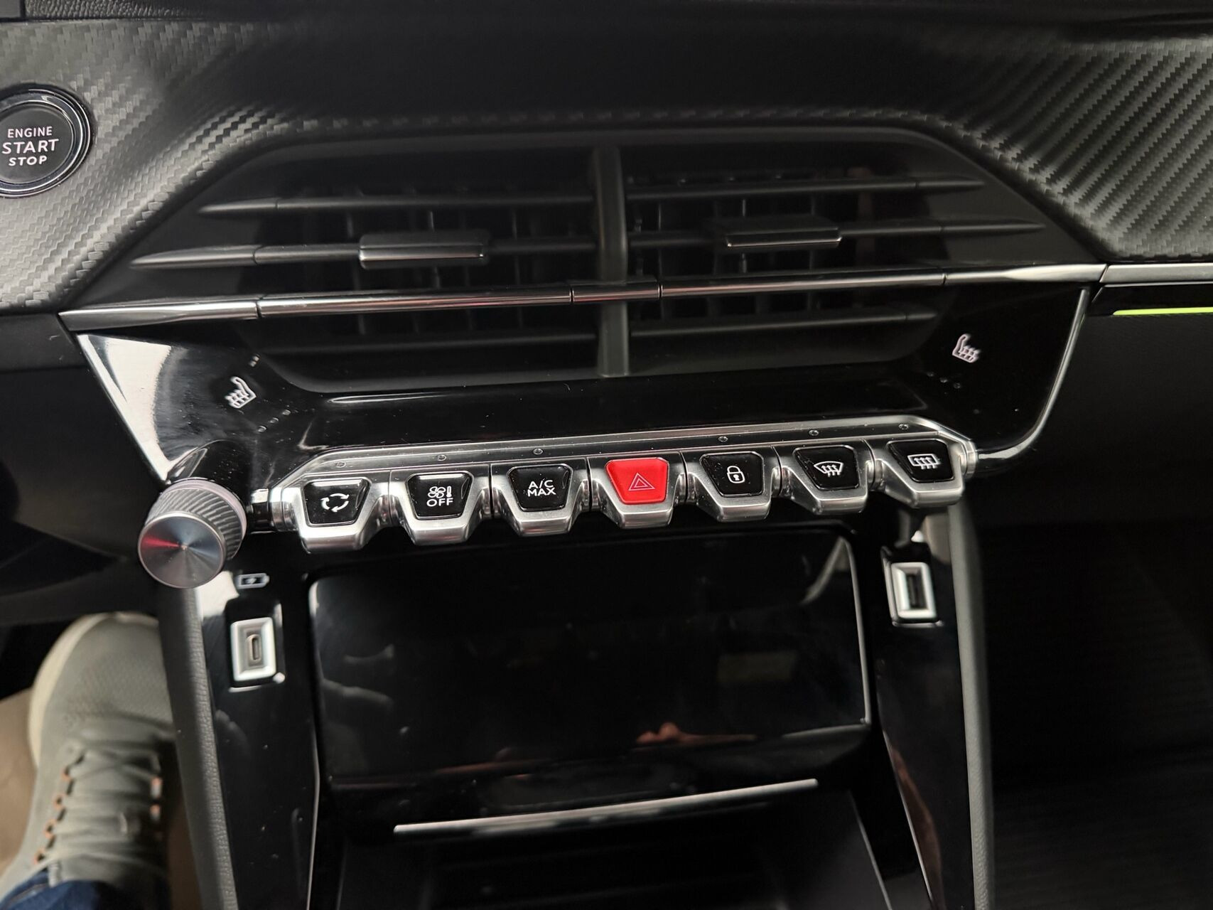 Grå Peugeot 2008 fra 2020