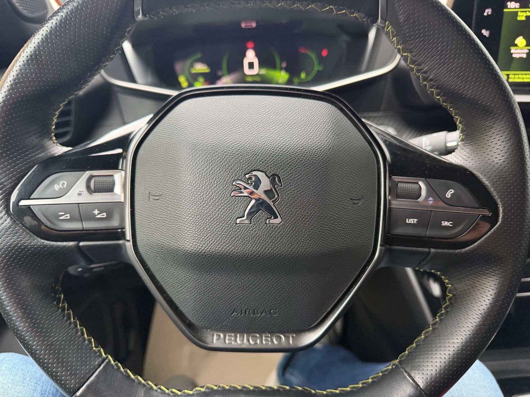 Grå Peugeot 2008 fra 2020