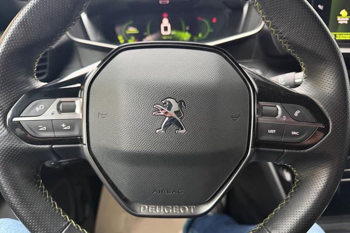 Grå Peugeot 2008 fra 2020
