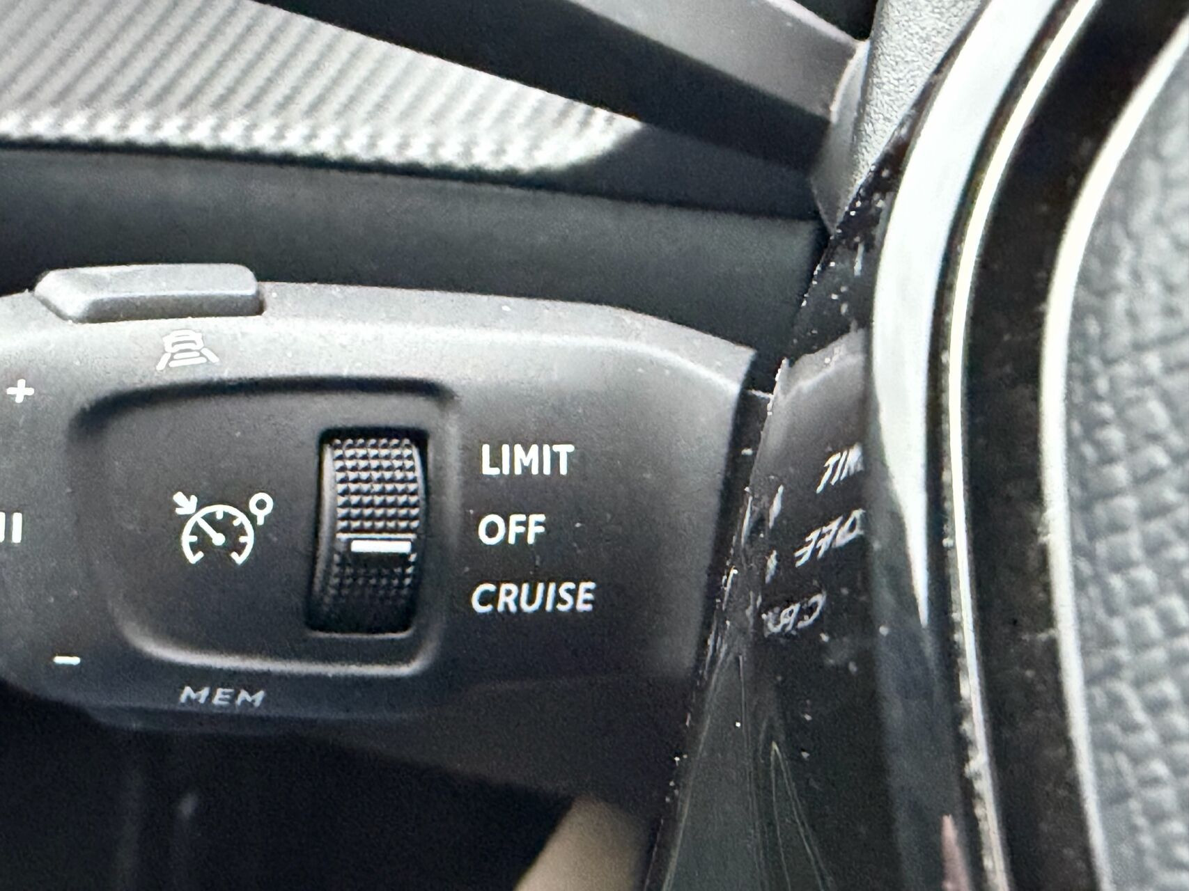 Grå Peugeot 2008 fra 2020