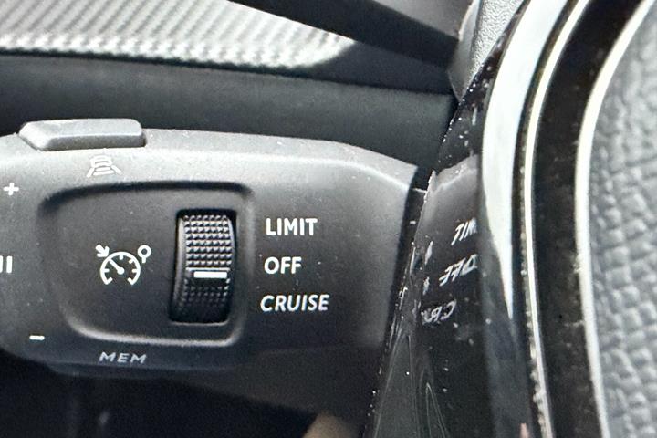 Grå Peugeot 2008 fra 2020