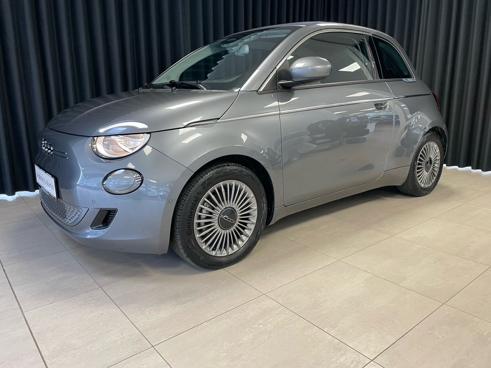 Grå Fiat 500e fra 2023
