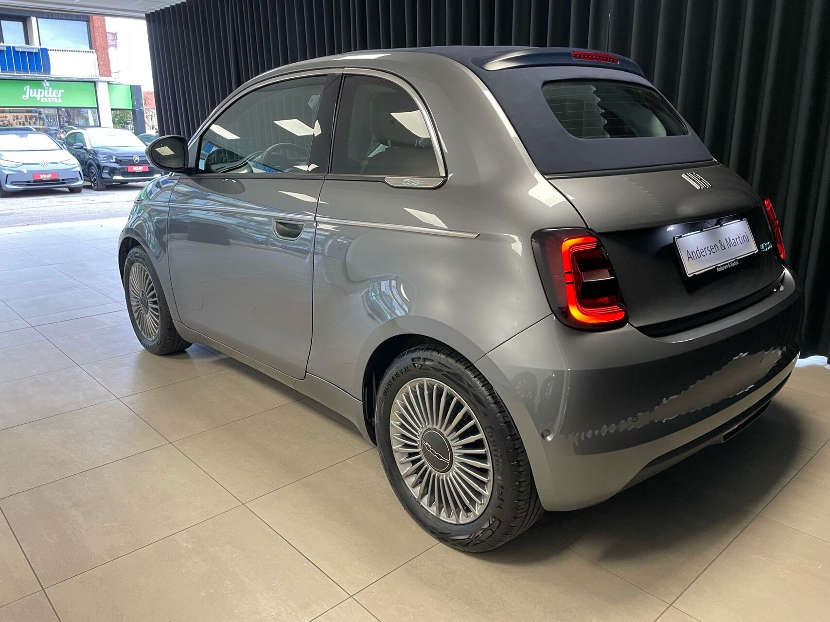 Grå Fiat 500e fra 2023