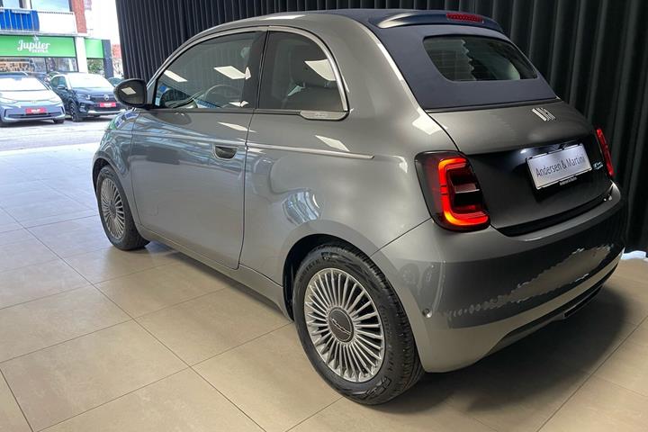 Grå Fiat 500e fra 2023