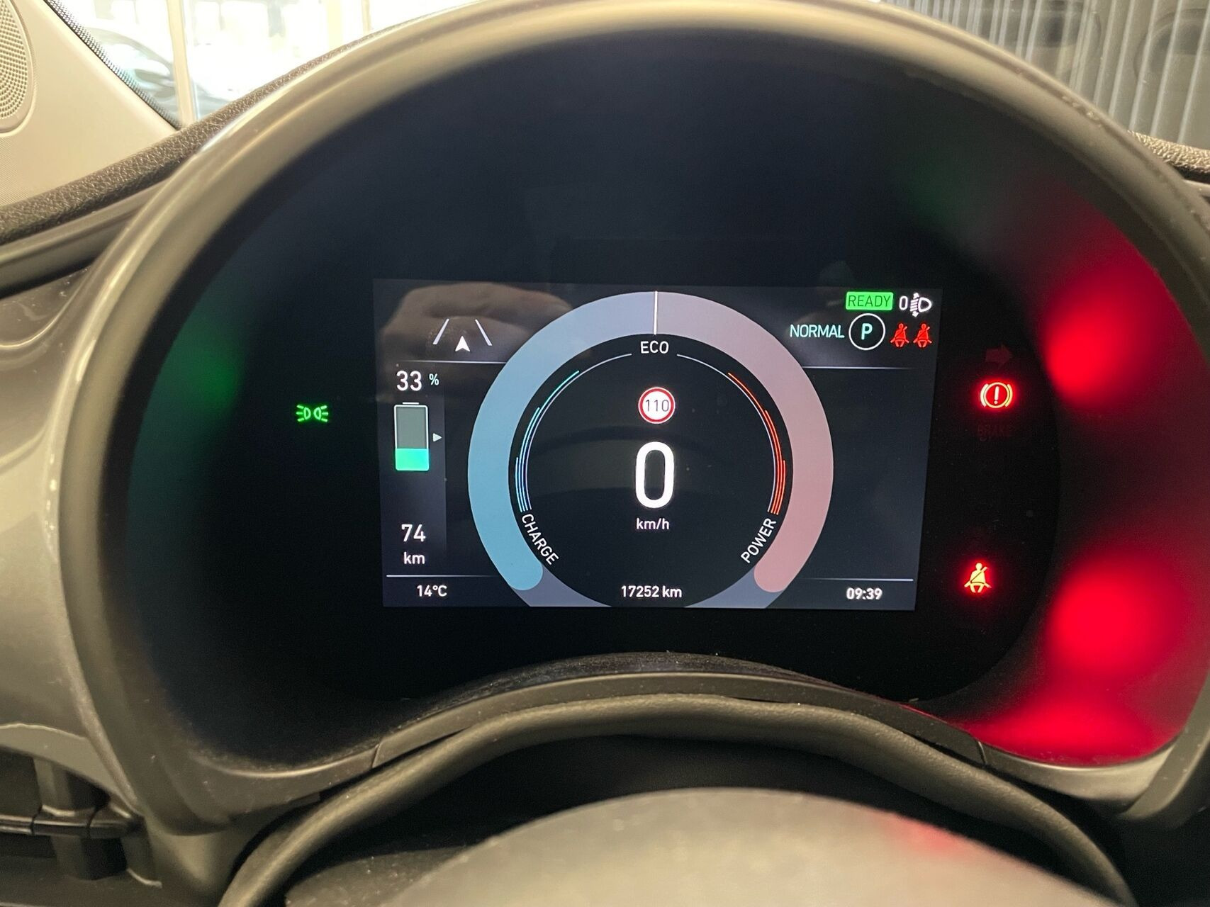 Grå Fiat 500e fra 2023