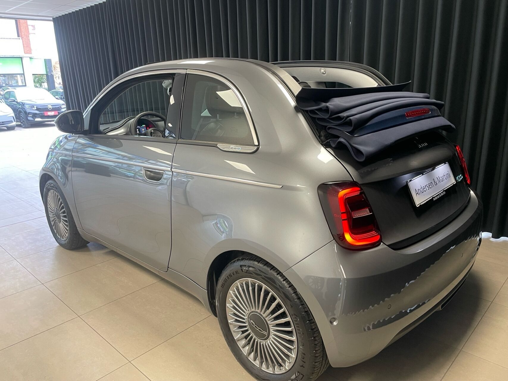 Grå Fiat 500e fra 2023
