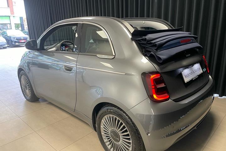 Grå Fiat 500e fra 2023