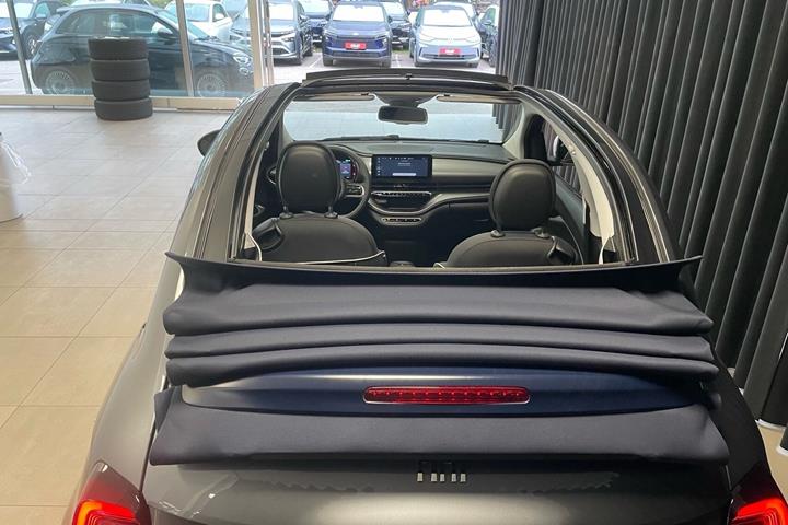 Grå Fiat 500e fra 2023