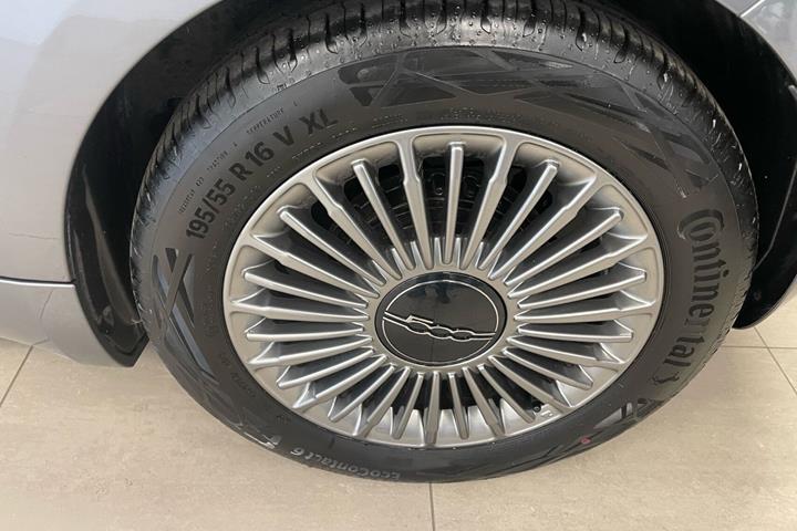 Grå Fiat 500e fra 2023
