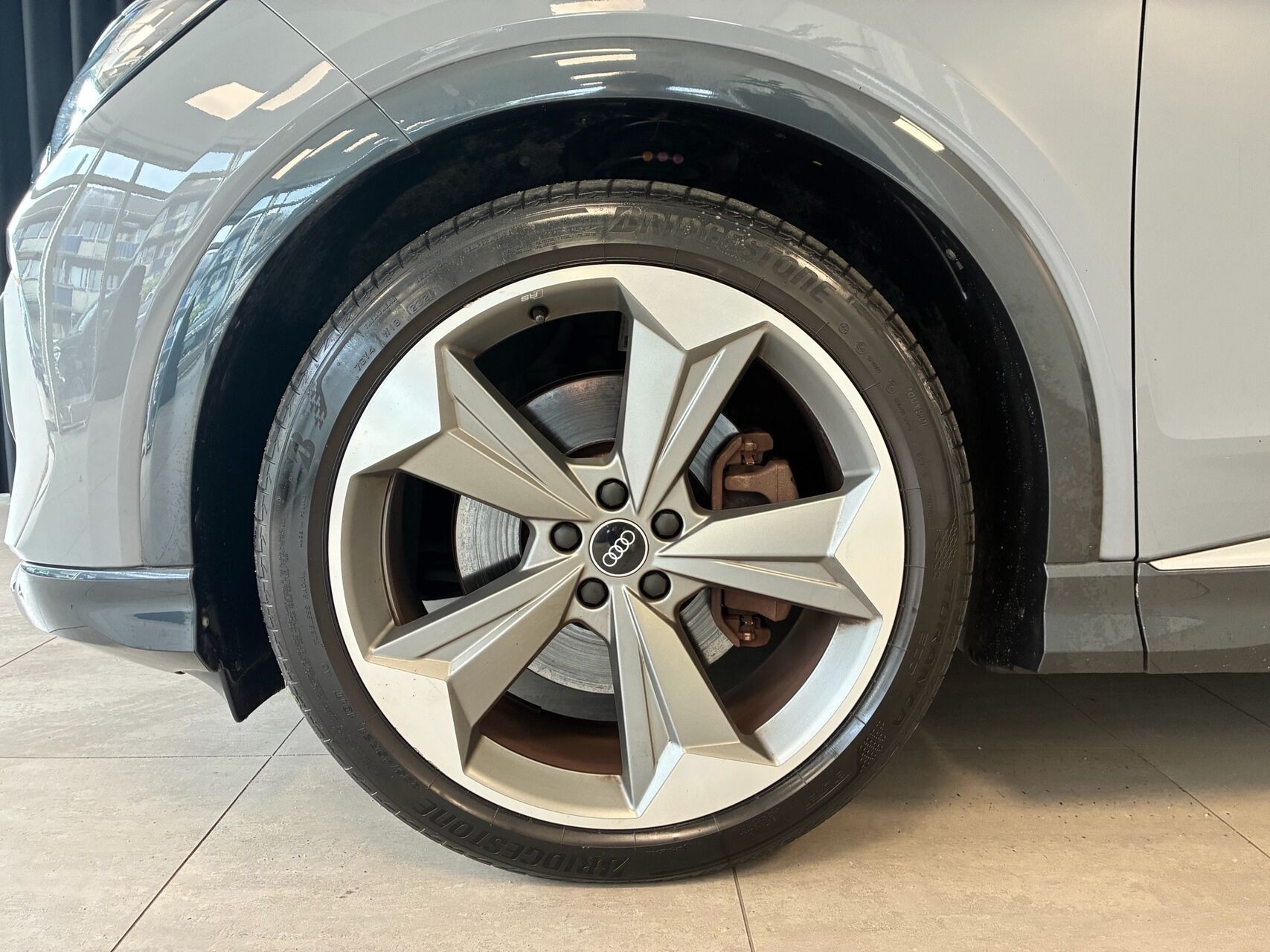 Grå Audi Q4 fra 2021