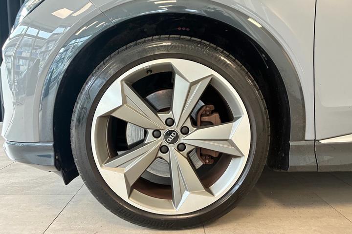Grå Audi Q4 fra 2021
