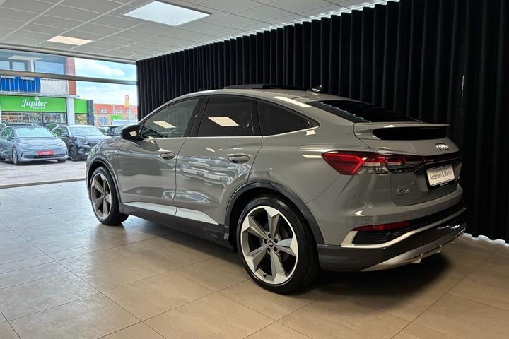 Grå Audi Q4 fra 2021