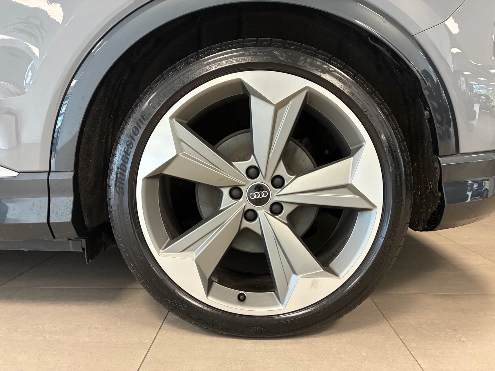 Grå Audi Q4 fra 2021
