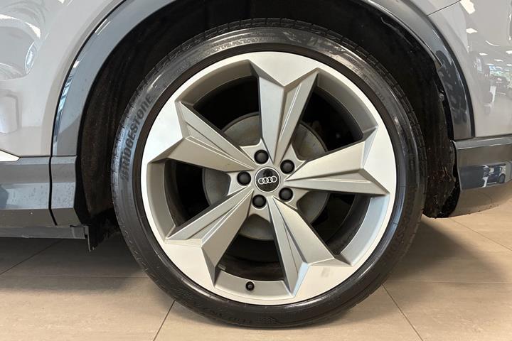 Grå Audi Q4 fra 2021