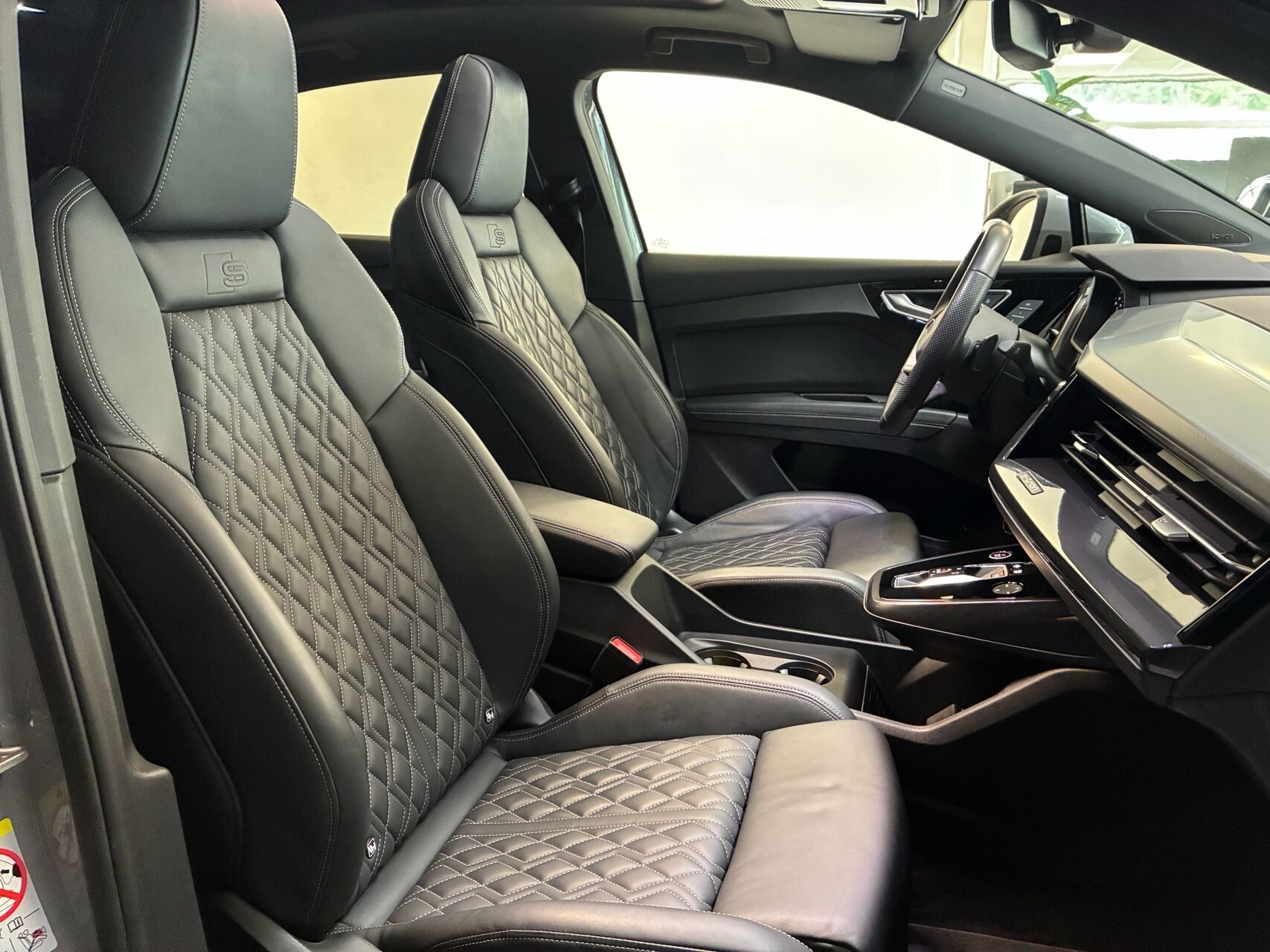 Grå Audi Q4 fra 2021