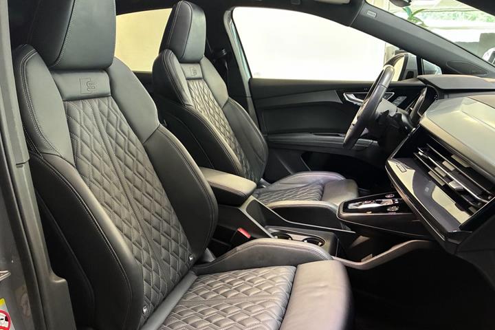 Grå Audi Q4 fra 2021