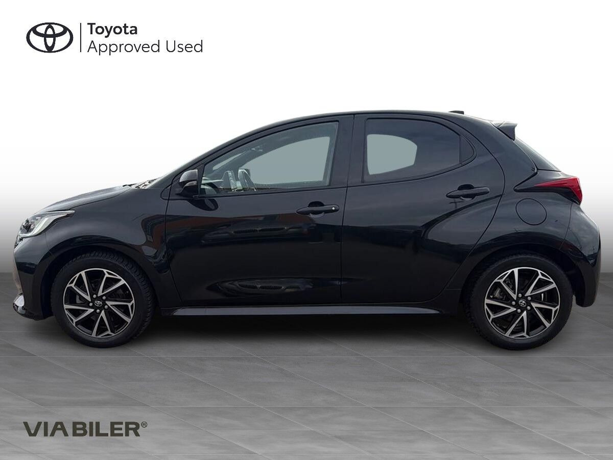 Sort Toyota Yaris fra 2024