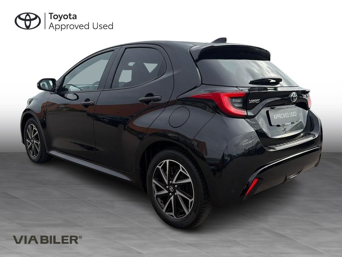 Sort Toyota Yaris fra 2024