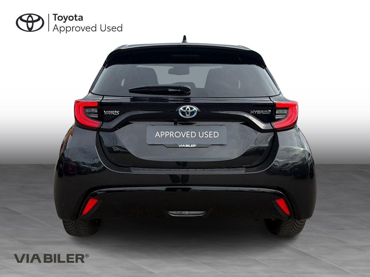 Sort Toyota Yaris fra 2024