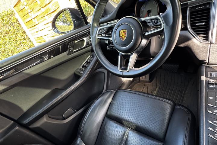 Sort Porsche Macan fra 2015
