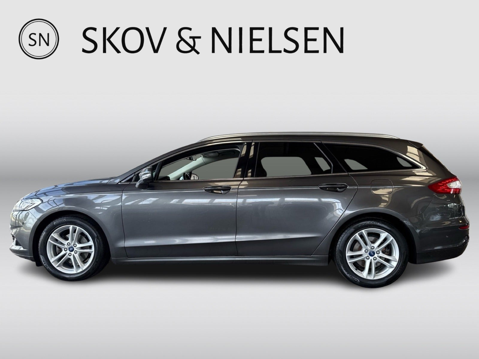 Grå Ford Mondeo fra 2017
