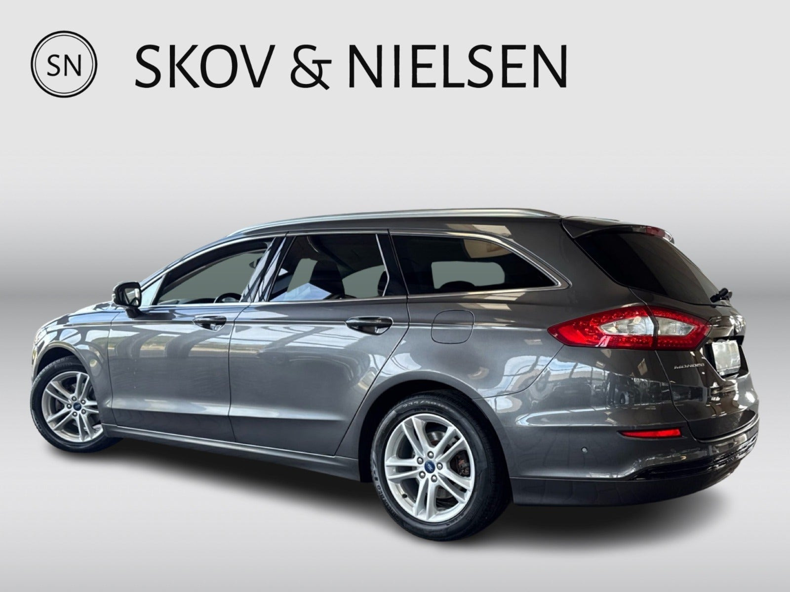 Grå Ford Mondeo fra 2017