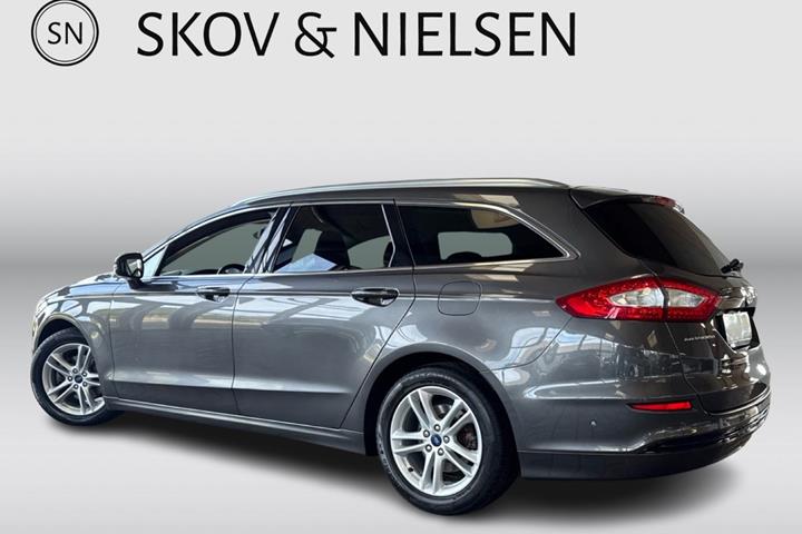 Grå Ford Mondeo fra 2017