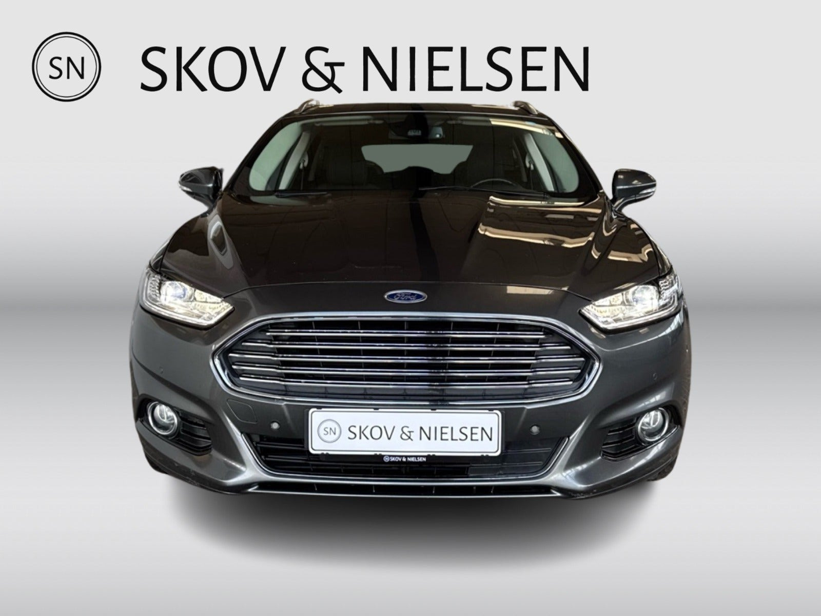 Grå Ford Mondeo fra 2017