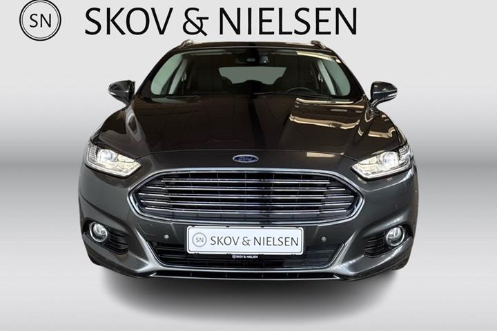 Grå Ford Mondeo fra 2017