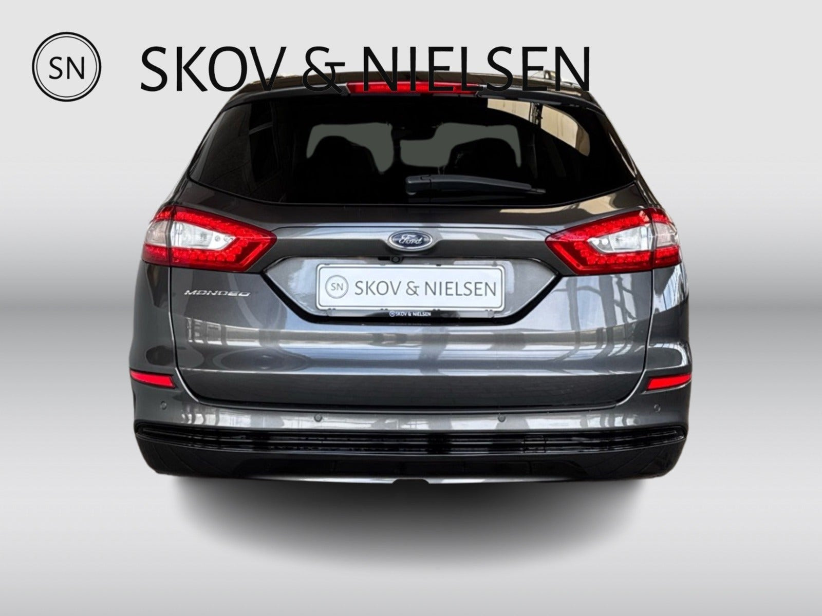 Grå Ford Mondeo fra 2017