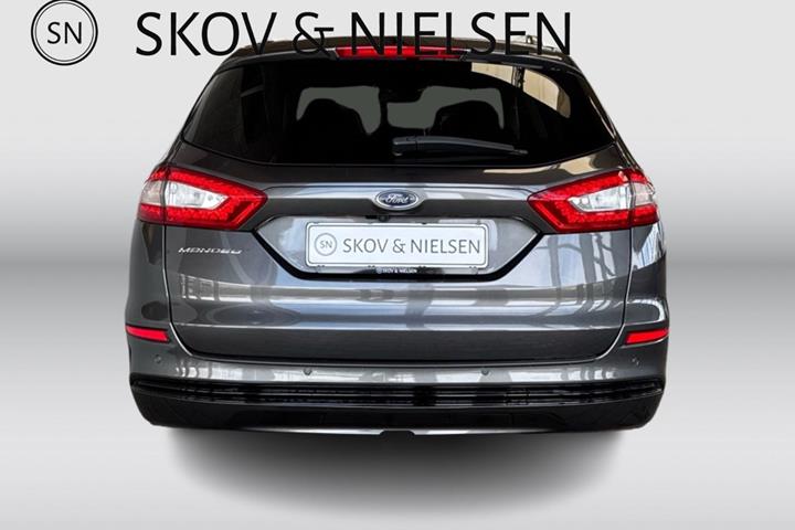 Grå Ford Mondeo fra 2017