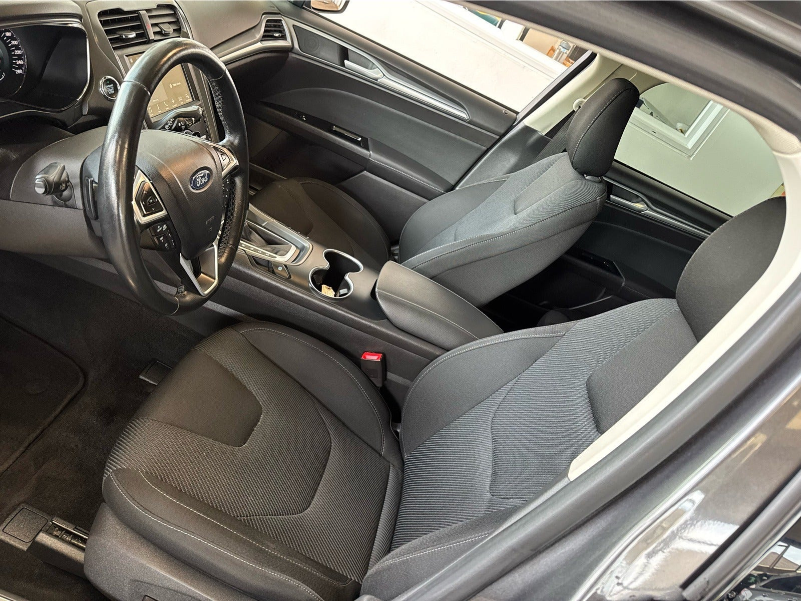 Grå Ford Mondeo fra 2017
