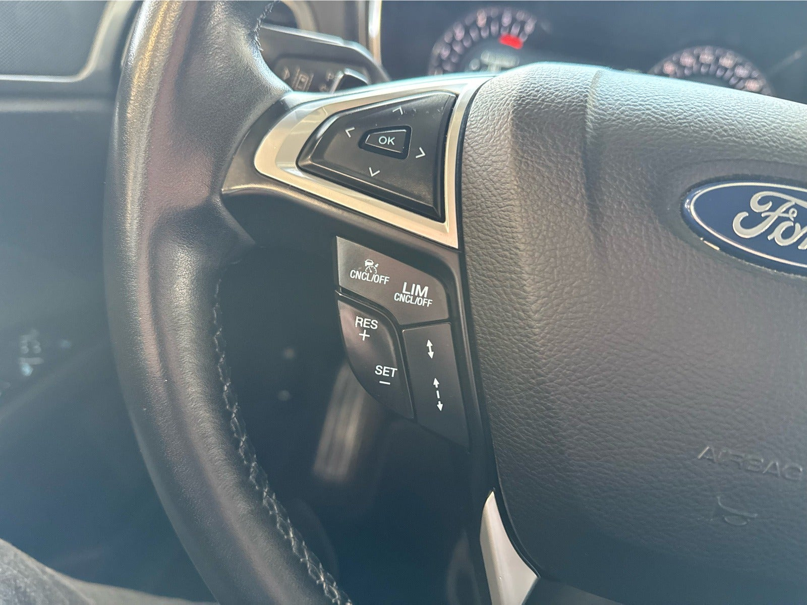 Grå Ford Mondeo fra 2017