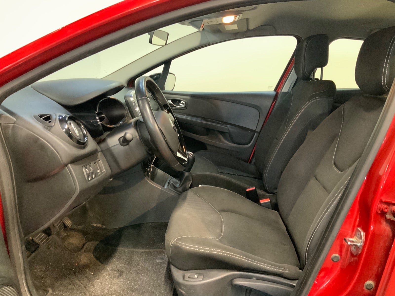 Rød Renault Clio IV fra 2014