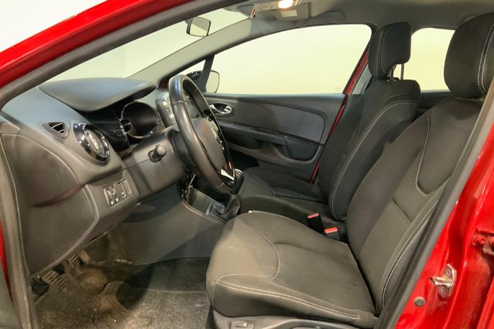 Rød Renault Clio IV fra 2014