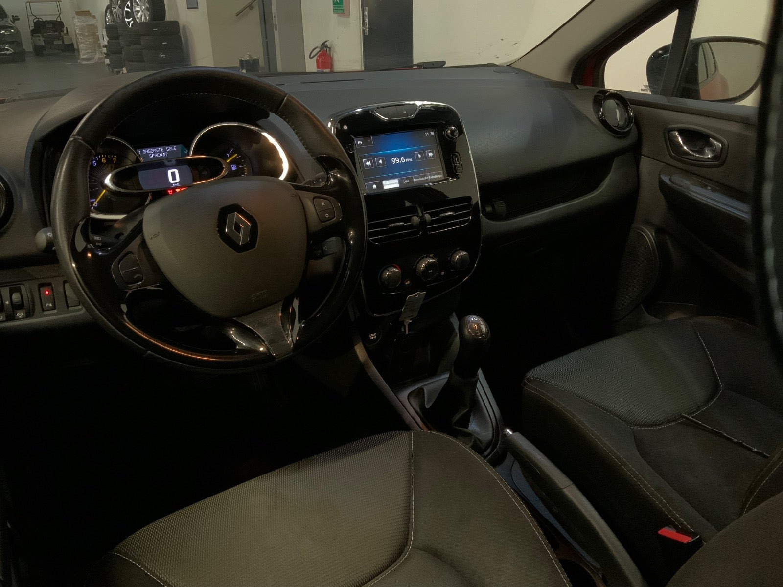 Rød Renault Clio IV fra 2014