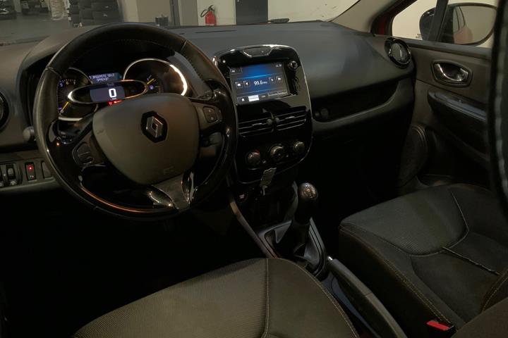Rød Renault Clio IV fra 2014