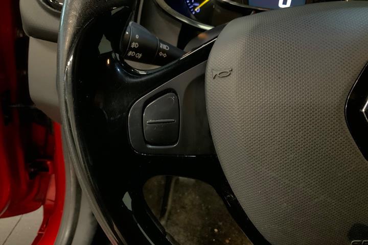 Rød Renault Clio IV fra 2014