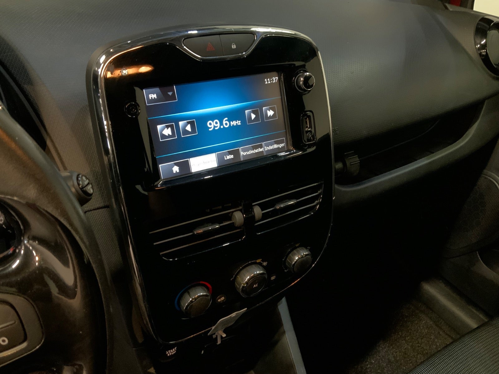Rød Renault Clio IV fra 2014
