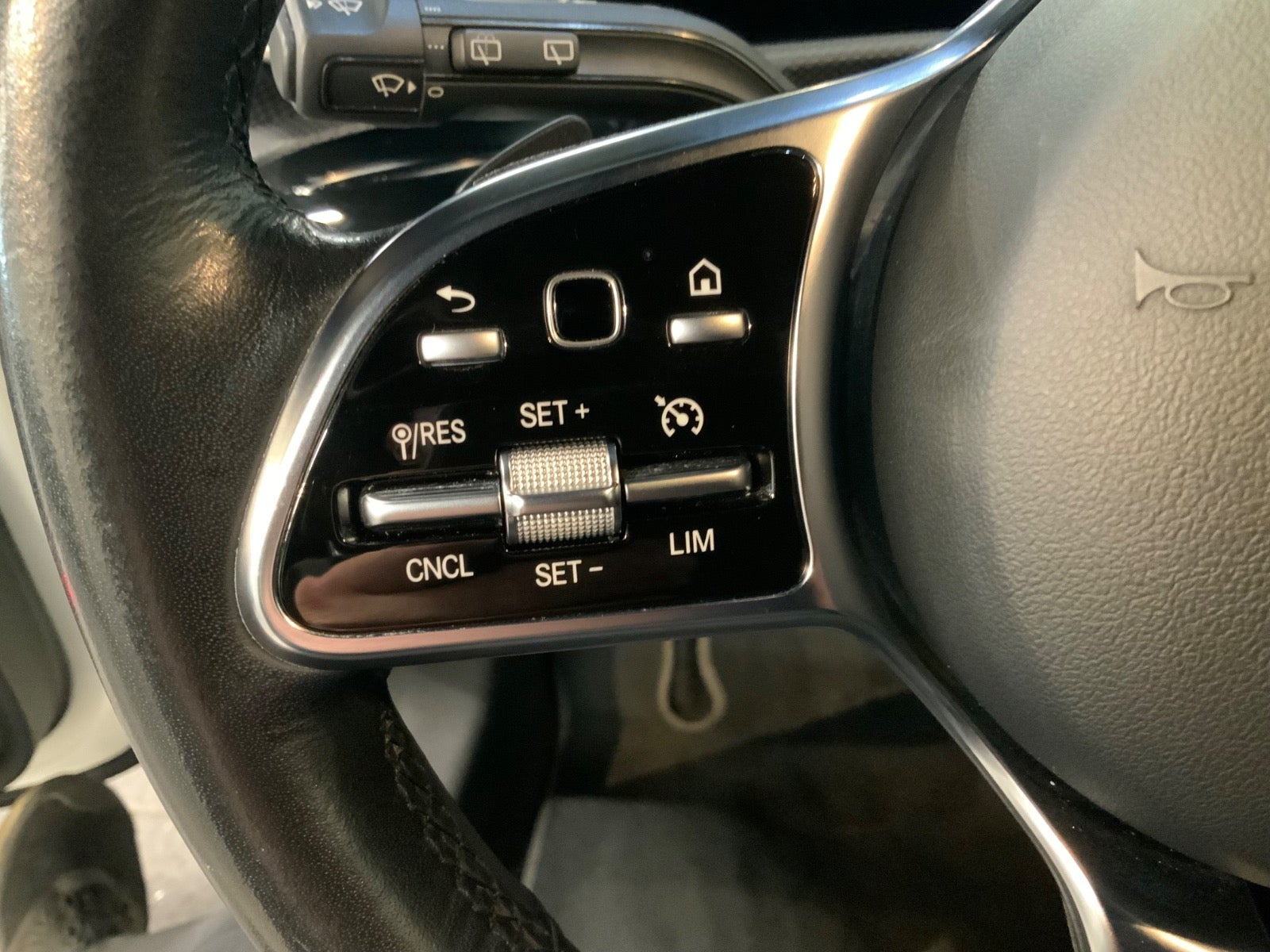 Hvid Mercedes CLA200 fra 2020