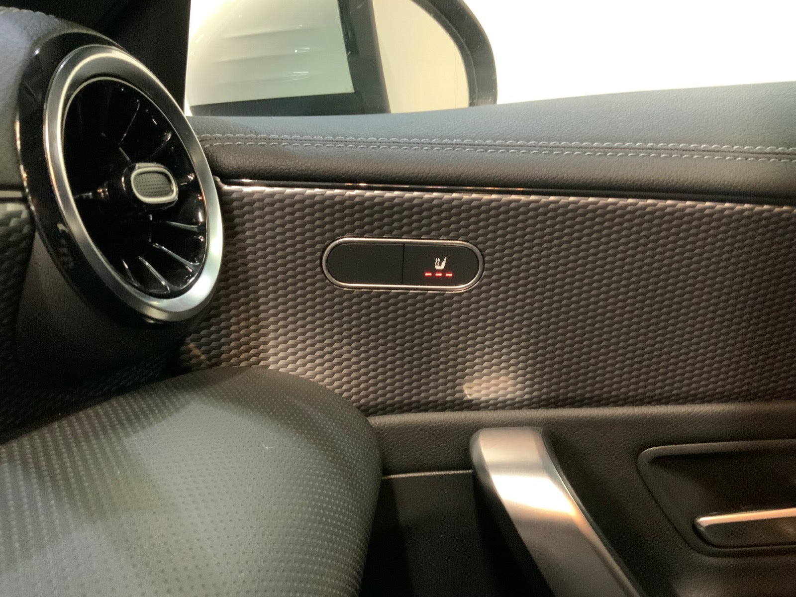 Hvid Mercedes CLA200 fra 2020