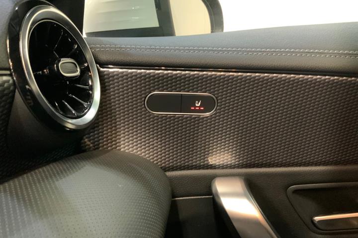 Hvid Mercedes CLA200 fra 2020