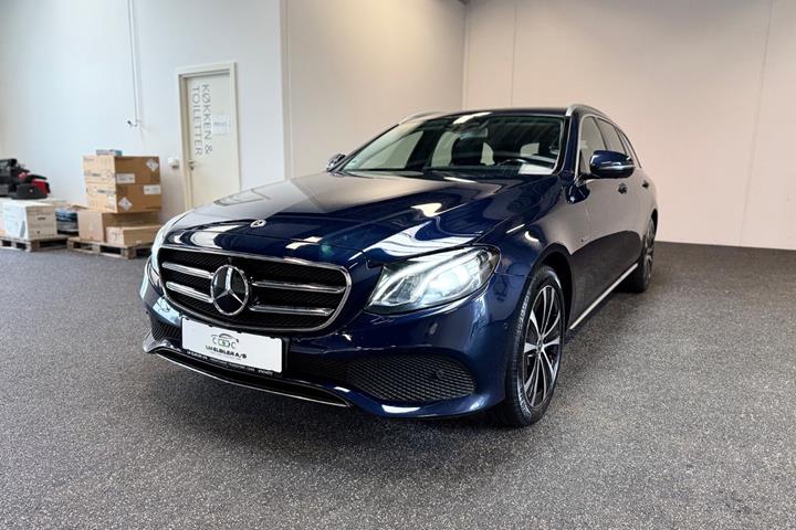 Blå Mercedes E300 de fra 2019