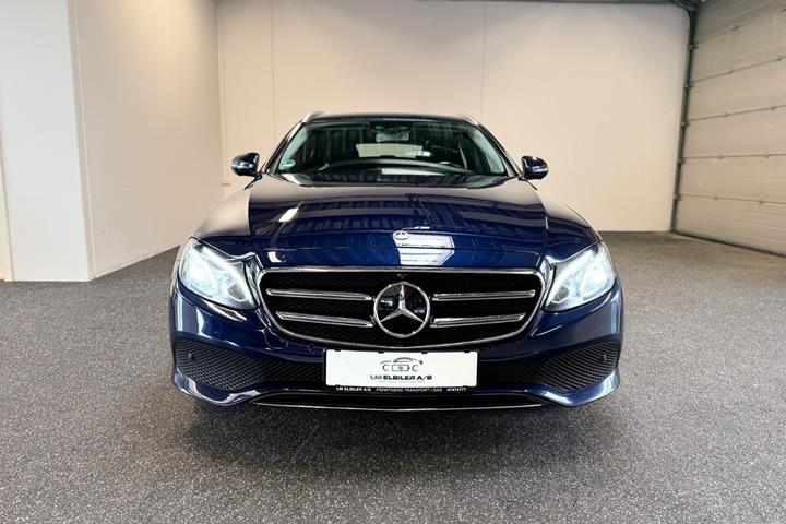 Blå Mercedes E300 de fra 2019