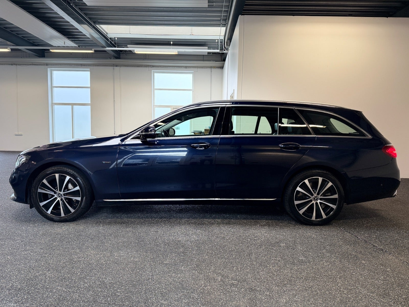 Blå Mercedes E300 de fra 2019