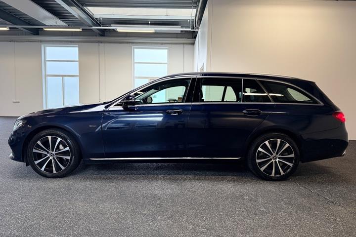 Blå Mercedes E300 de fra 2019